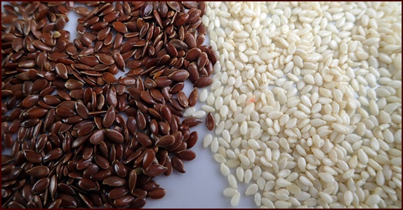 Flax seeds and sesame seeds before grinding. Add these to make granola more nutritious.