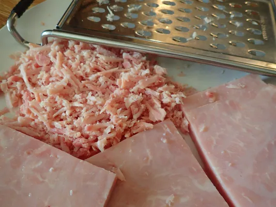 Shredding thick-cut ham. Shredding thick-cut ham.