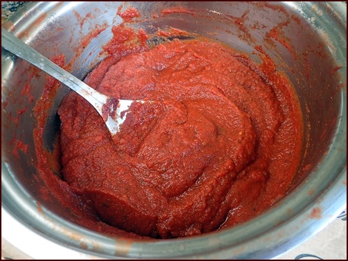 Thickened tomato sauce after cooking.